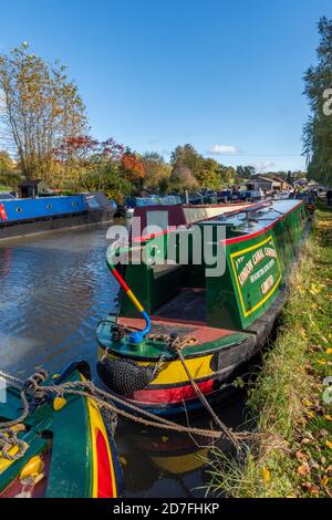 chiatte le barche strette sul canale o sulle vie navigabili interne a braunston sul canale grand union nel northamptonshire. rose e castelli dipinti sulle barche. Foto Stock