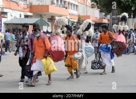 Kolkata, India. 22 ottobre 2020. Bengala Dhaki o tradizionale batterista giocare tamburo sulla strada più forte a Durga puja pandals comitato prima del festival Durga puja. (Foto di Ved Prakash/Pacific Press) Credit: Pacific Press Media Production Corp./Alamy Live News Foto Stock