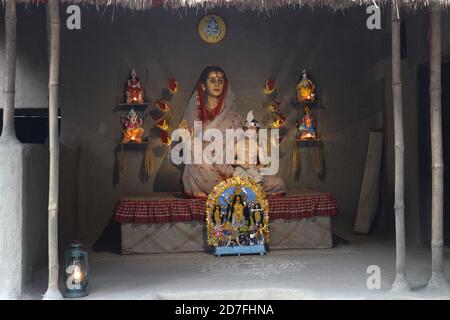 Kolkata, India. 22 ottobre 2020. Vista di Durga Idol a Badamtal Ashar Sangha durante il Durga Puja Festival. (Foto di Ved Prakash/Pacific Press) Credit: Pacific Press Media Production Corp./Alamy Live News Foto Stock