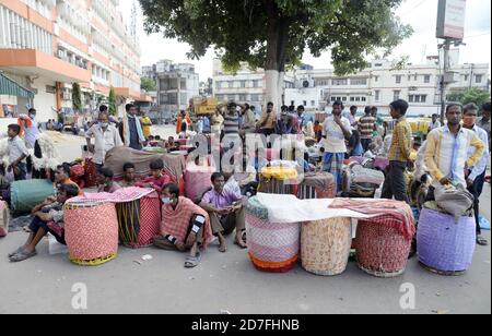 Kolkata, India. 22 ottobre 2020. Bengala Dhaki o batterista tradizionale aspettare per ottenere prenotato dal comitato Durga puja prima del festival Durga puja. (Foto di Ved Prakash/Pacific Press) Credit: Pacific Press Media Production Corp./Alamy Live News Foto Stock