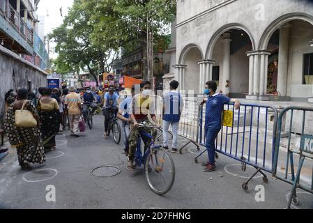 Kolkata, India. 22 ottobre 2020. Durante il Durga Puja Festival, i visitatori di Durga Idol si recano a Badamtal Ashar Sangha. (Foto di Ved Prakash/Pacific Press) Credit: Pacific Press Media Production Corp./Alamy Live News Foto Stock