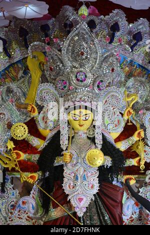 Kolkata, India. 22 ottobre 2020. Vista di Durga Idol alla cultura Ballygunj durante il Durga Puja Festival. (Foto di Ved Prakash/Pacific Press) Credit: Pacific Press Media Production Corp./Alamy Live News Foto Stock