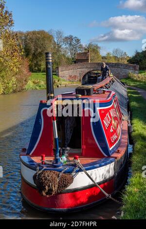 una nave stretta o chiatta di cargo funzionante sul canale di grand union a braunston nel northamptonshire. Foto Stock