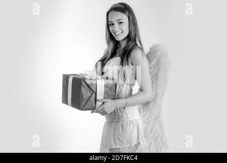 Buon giorno di San Valentino - copy space. Angelo ragazza con capelli biondi. Freccia e ali. Cupido ragazza che mira a qualcuno con una freccia d'amore. Angel bambini Foto Stock