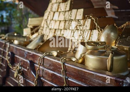 Apri il petto d'oro treausre. Teiera d'oro, barrette d'oro e catene d'oro Foto Stock