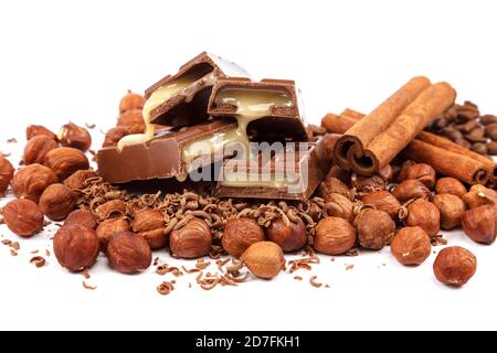 Piastrelle di cioccolato e noci isolate su sfondo bianco. Foto Stock