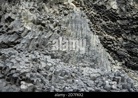 Sfondo da formazioni rocciose vulcaniche basaltiche nella spiaggia di Reinisfjara vicino Vik nel nord dell'Islanda Foto Stock