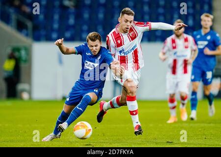 Sinsheim, Germania. 22 ottobre 2020. Calcio: Europa League, TSG 1899 Hoffenheim - Red Star Belgrado, fase di Gruppo, Gruppo L, Giornata 1, PreZero Arena. Dennis Geiger (l) di Hoffenheim e Milan Rodic di Belgrado combattono per la palla. Credit: Uwe Anspach/dpa/Alamy Live News Foto Stock