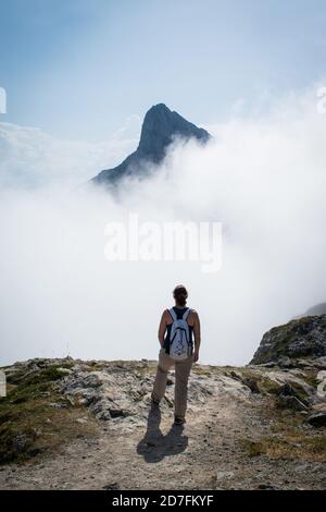 Donna che guarda una montagna a Picos de Europa Foto Stock