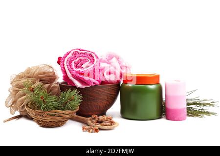 Prodotti per l'igiene, shampoo, asciugamano, panno isolato su sfondo bianco. Foto Stock