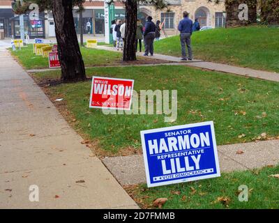 Oak Park, Illinois, Stati Uniti. 22 ottobre 2020. I primi elettori sopportano il clima umido e aspettano fino ad un'ora e mezza per votare oggi nella sala del villaggio in questo sobborgo occidentale di Chicago. Foto Stock