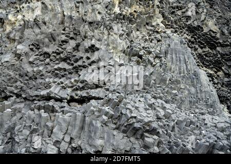 Sfondo da formazioni rocciose vulcaniche basaltiche nella spiaggia di Reinisfjara vicino Vik nel nord dell'Islanda Foto Stock