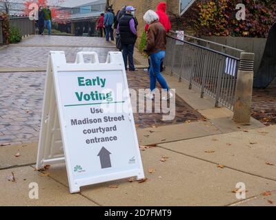 Oak Park, Illinois, Stati Uniti. 22 ottobre 2020. I primi elettori sopportano il clima umido e aspettano fino ad un'ora e mezza per votare oggi nella sala del villaggio in questo sobborgo occidentale di Chicago. Foto Stock