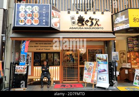 Vista esterna del ristorante Asakusa Magurobito, un tradizionale ristorante Giapponese ad Asakusa.Tokyo.Japan Foto Stock