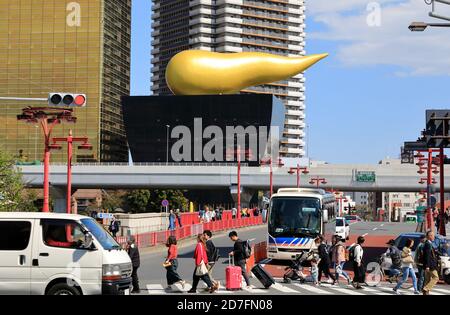 Edificio della sede centrale della Asahi Breweries con la "fiamma di Asahi" in cima Di Asahi Beer Hall di Philippe Starck.Sumida City.Tokyo.Japan Foto Stock