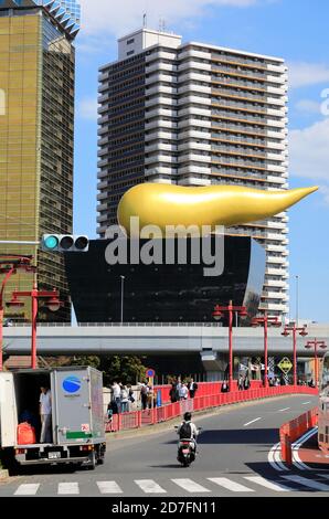 Edificio della sede centrale della Asahi Breweries con la "fiamma di Asahi" in cima Di Asahi Beer Hall di Philippe Starck.Sumida City.Tokyo.Japan Foto Stock