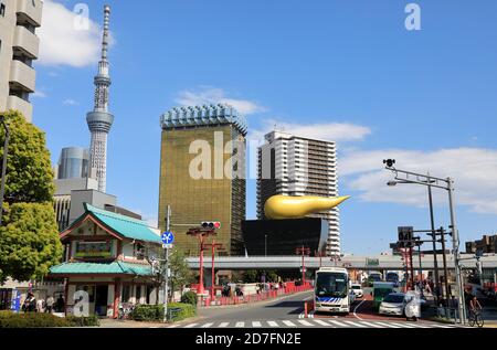 Tokyo Skytree e Asahi Breweries edificio con la 'Asahi Flame' in cima alla Beer Hall Asahi progettata da Philippe Starck.Sumida City.Tokyo.Japan Foto Stock