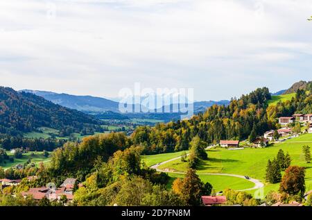 Vista da Oberstaufen (Baviera, Baviera, Germania) sulla montagna Santis, alpi montagne da Appenzell, San Gallo, Svizzera. Buon modo di fare escursioni. Foto Stock