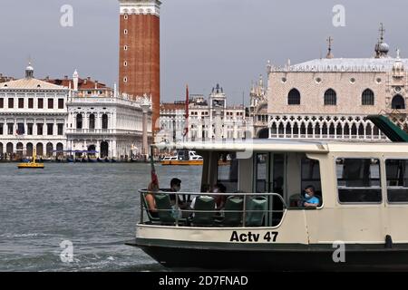 Venezia, Italia. 25 giugno 2020. Persone e primi turisti che indossano maschere protettive su una barca che passa di fronte a Piazza San Marco durante il periodo Covid-19 Foto Stock