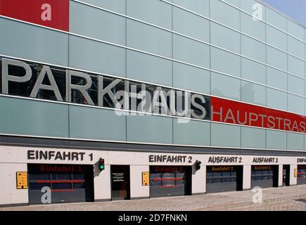 Dresda, Germania. 2 settembre 2011. Vista esterna di un moderno garage in Germania, con una facciata in vetro e diverse porte per l'ingresso e l'uscita delle auto. Foto Stock