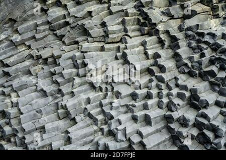 Sfondo da formazioni rocciose vulcaniche basaltiche nella spiaggia di Reinisfjara vicino Vik nel nord dell'Islanda Foto Stock