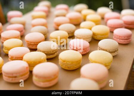 Una bella immagine di alcuni deliziosi macaron disposti su un vassoio . Foto Stock