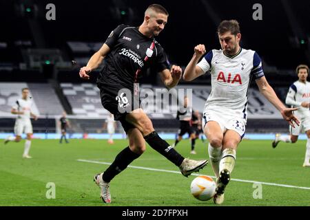 Londra, Regno Unito. 22 ottobre 2020. Reinhold Ranftl di LASK (L) in azione con ben Davies di Tottenham Hotspur (R). UEFA Europa League, group J match, Tottenham Hotspur v Lask al Tottenham Hotspur Stadium di Londra giovedì 22 ottobre 2020. Questa immagine può essere utilizzata solo per scopi editoriali. Solo per uso editoriale, è richiesta una licenza per uso commerciale. Nessun utilizzo nelle scommesse, nei giochi o nelle pubblicazioni di un singolo club/campionato/giocatore. pic by Steffan Bowen/Andrew Orchard sports photography/Alamy Live news Credit: Andrew Orchard sports photography/Alamy Live News Foto Stock