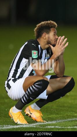 Joelinton di Newcastle United mostra la sua deiezione dopo la sua penalizzazione mancata durante il tiro fuori dalla partita del quarto turno della Carabao Cup al Rodney Parade, Newport Foto Stock