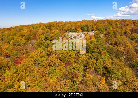 L'immagine aerea del drone del parco statale Coopers Rock si affaccia sulla valle del fiume Cheat in autunno guardando verso il lago Cheat vicino Morgantown, West Virginia Foto Stock