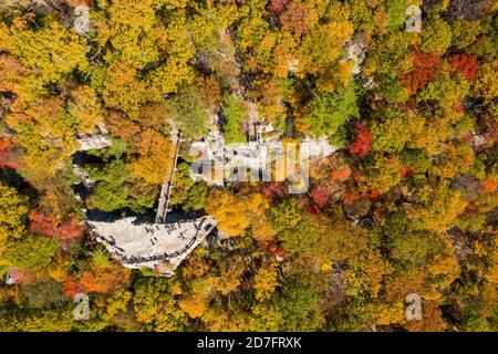 L'immagine di un drone aereo sopra il parco statale di Coopers Rock si affaccia sulla valle del fiume Cheat in autunno guardando verso il lago Cheat vicino a Morgantown, West Virginia Foto Stock