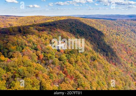 L'immagine aerea del drone del parco statale Coopers Rock si affaccia sulla valle del fiume Cheat in autunno guardando verso il lago Cheat vicino Morgantown, West Virginia Foto Stock