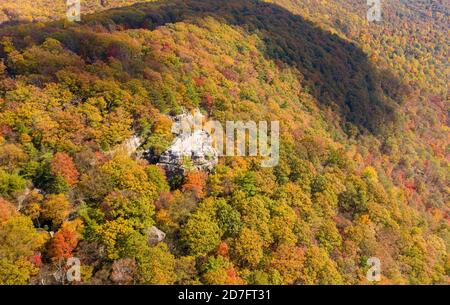 L'immagine aerea del drone del parco statale Coopers Rock si affaccia sulla valle del fiume Cheat in autunno guardando verso il lago Cheat vicino Morgantown, West Virginia Foto Stock