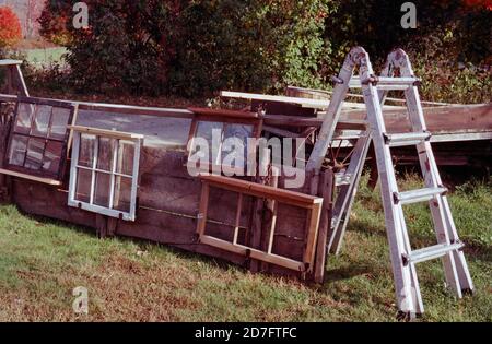 Diverse finestre di legno di classe esposti per la vendita ad un cavalletto stradale in New Hampshire. Sono tutte finestre vintage in legno a concatenamento. Nel colore di sfondo Foto Stock