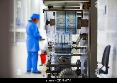 Shymkent/Kazakhstan - Aprile 27 2012: Impianto chimico e farmaceutico Santo. Produzione on line di Dosage secco. Mettere a fuoco in primo piano. Foto Stock