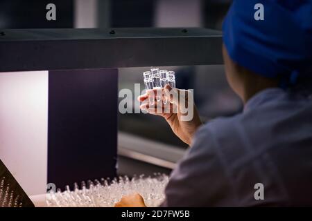 Shymkent/Kazakhstan - Aprile 27 2012: Impianto chimico farmaceutico. Produzione di ampolle sotto forma di dosaggio liquido. QC di produzione Foto Stock