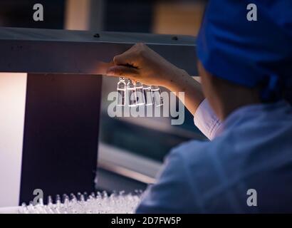 Shymkent/Kazakhstan - Aprile 27 2012: Impianto chimico farmaceutico. Produzione di forma di dosaggio liquida. QC delle fiale di vetro. Foto Stock