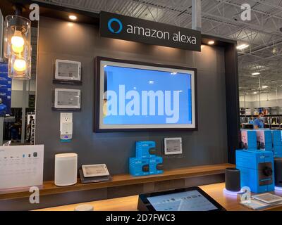 Orlando, FL/USA - 10/14/20: Il dispositivo domestico Amazon Alex viene visualizzato in un negozio Best Buy di Orlando, Florida Foto Stock