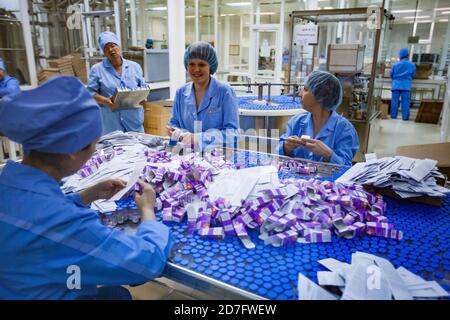 Shymkent/Kazakhstan - Aprile 27 2012: Impianto chimico e farmaceutico Santo. Produzione di farmaci antibiotici dosaggio. Imballaggio in scatole di cartone. Foto Stock