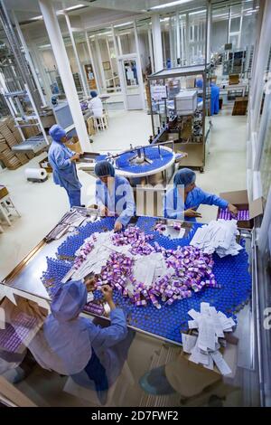 Shymkent/Kazakhstan - Aprile 27 2012: Impianto chimico e farmaceutico Santo. Produzione di farmaci antibiotici dosaggio. Imballaggio in scatole di cartone Foto Stock