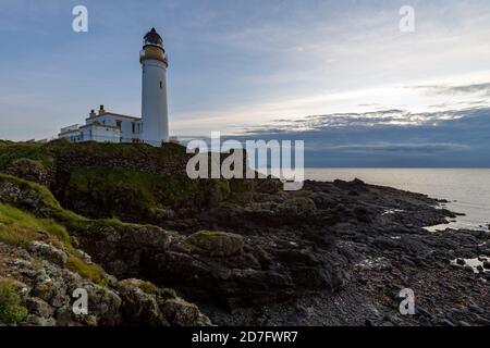 Faro di Turnberry in Scozia sotto nuvole grigie Foto Stock