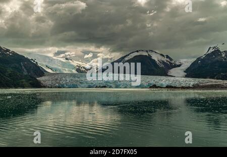 Canale di Sarmiento, Cile - 11 dicembre 2008: Ghiacciaio Amalia. Paesaggio di punto di fusione bluastro alla fine, e mostrando i torrenti del ghiacciaio su montagna rocciosa Foto Stock