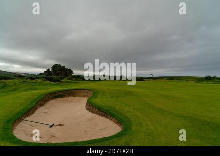 Faro di Turnberry in Scozia sotto le nuvole grigie Foto Stock