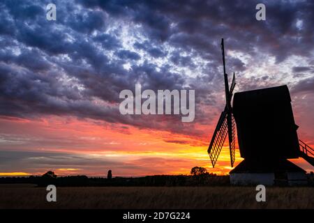 Pitstone, Regno Unito - 31 luglio 2020: Splendida vista panoramica del tramonto per Pitstone Windmill con cielo nuvoloso drammatico e bellissimi colori di sole Foto Stock