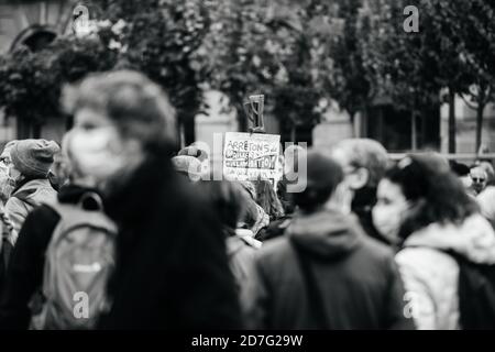 Strasburgo, Francia - 19 ottobre 2020: Fermare l'islamizzazione - la gente rende omaggio all'insegnante di storia Samuel Paty, decapitato il 16 ottobre dopo aver mostrato le caricature del profeta Muhammad in classe Foto Stock