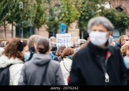 Strasburgo, Francia - 19 ottobre 2020: Visione disinnescata della gente rende omaggio al maestro di storia Samuel Paty, decapitato il 16 ottobre dopo aver mostrato le caricature del profeta Muhammad in classe Foto Stock