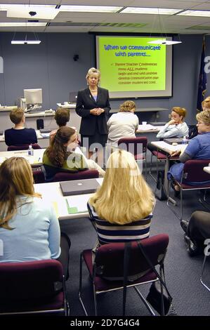 Presentatore femmina dà presentazione Power Point per un gruppo di educatori professionali di un popolo di business Foto Stock