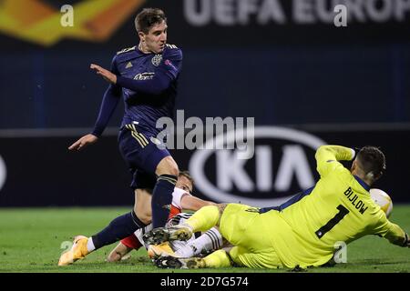 (201023) -- ZAGABRIA, 23 ottobre 2020 (Xinhua) -- Luka Ivanusec (L) di GNK Dinamo Zagreb vies con il portiere Justin Bijlow di Feyenoord Rotterdam durante la loro partita di calcio UEFA Europa League Group K a Zagabria, Croazia, 22 ottobre 2020. (Goran Stanzl/Pixsell via Xinhua) Foto Stock