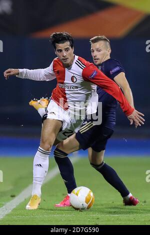 (201023) -- ZAGABRIA, 23 ottobre 2020 (Xinhua) -- Joao Teixeira (L) di Feyenoord Rotterdam vies con Mislav Orsic di GNK Dinamo Zagreb durante la loro partita di calcio UEFA Europa League Group K a Zagabria, Croazia, 22 ottobre 2020. (Goran Stanzl/Pixsell via Xinhua) Foto Stock