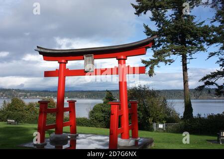 Un cancello giapponese vicino al Museo del Fiume Campbell con l'Isola Quadra sullo sfondo. Campbell River è gemellato con Ishikari, a Hokkaido, Giappone. Foto Stock