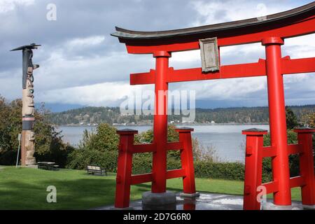 Un cancello giapponese vicino al Museo del Fiume Campbell con l'Isola Quadra sullo sfondo. Campbell River è gemellato con Ishikari, a Hokkaido, Giappone. Foto Stock